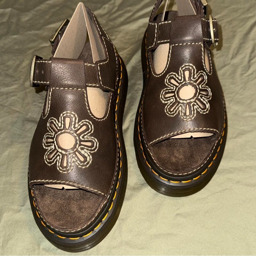 🌼 Dr. Martens Dunnet Flower Sandals Brown Leather Women Size 6 NEW 🌼